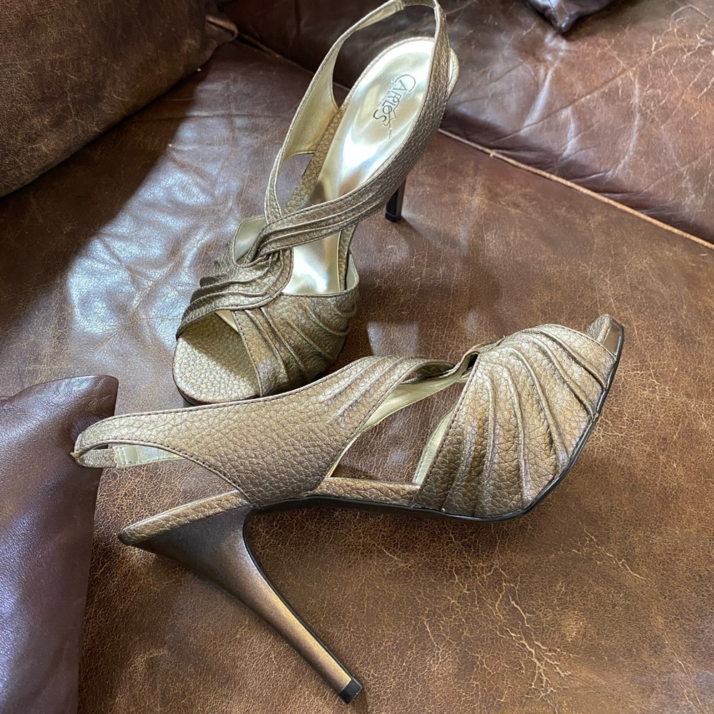 Gorgeous Carlos Santana 4.75” gold metallic heels 9M Gorgeous peep toe shoe EUC